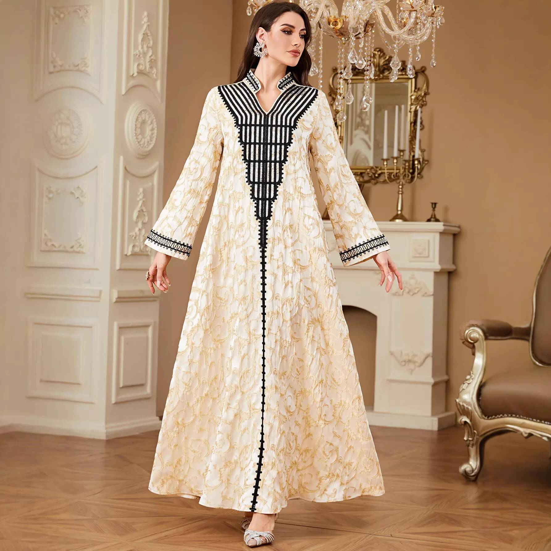 Urban Ethnic Fashion - Gaun Kerah V Bordir untuk Perjalanan